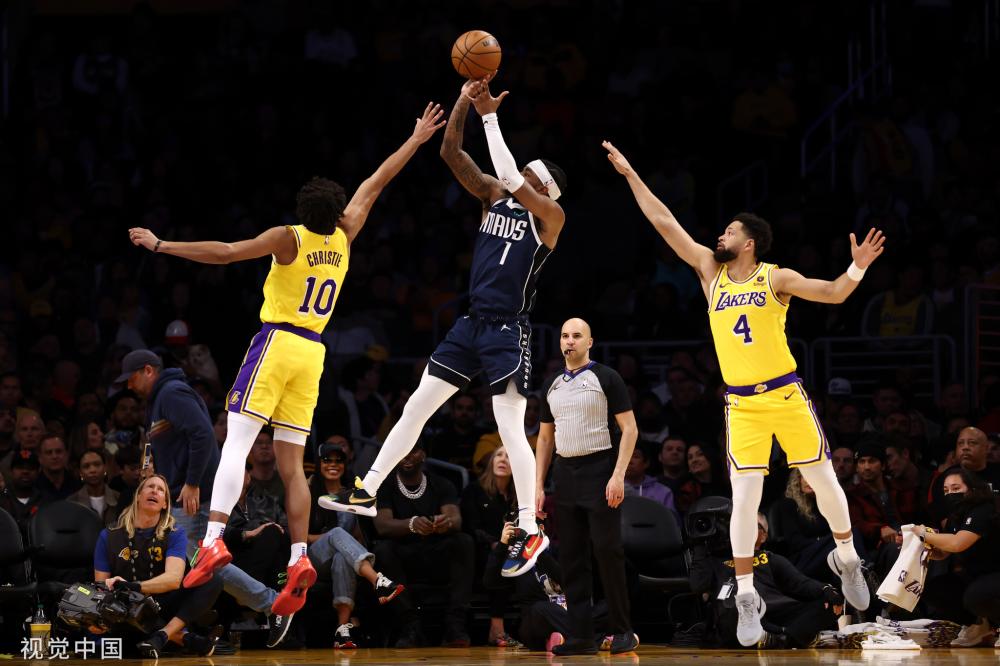 她以出色的 她以出色的